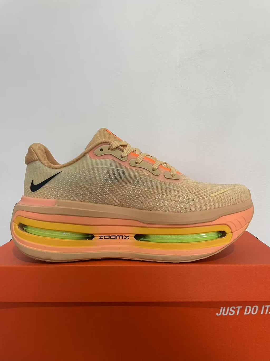 Nike Vomero Premium Shoes – Beige & Peach