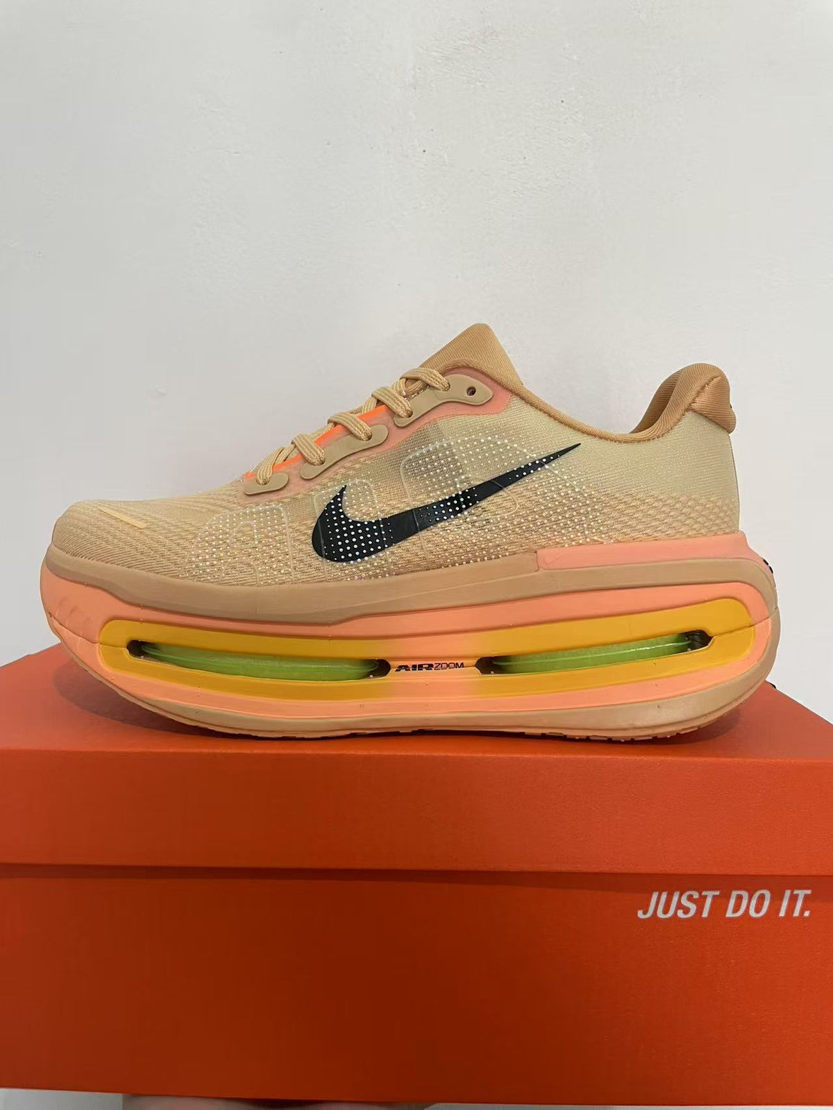 Nike Vomero Premium Shoes – Beige & Peach